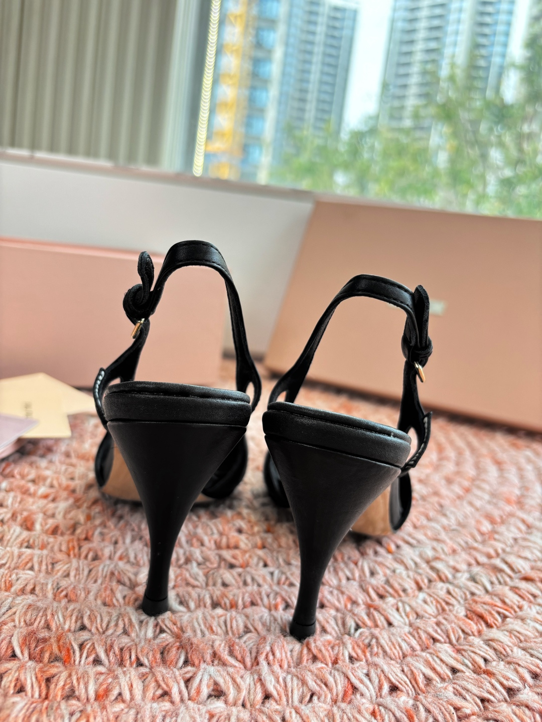 🌾G318原版一比一复刻顶级Miu Miu 26春夏/尖头高跟单鞋包头凉鞋和低跟后空芭玛丽珍单鞋一眼看上