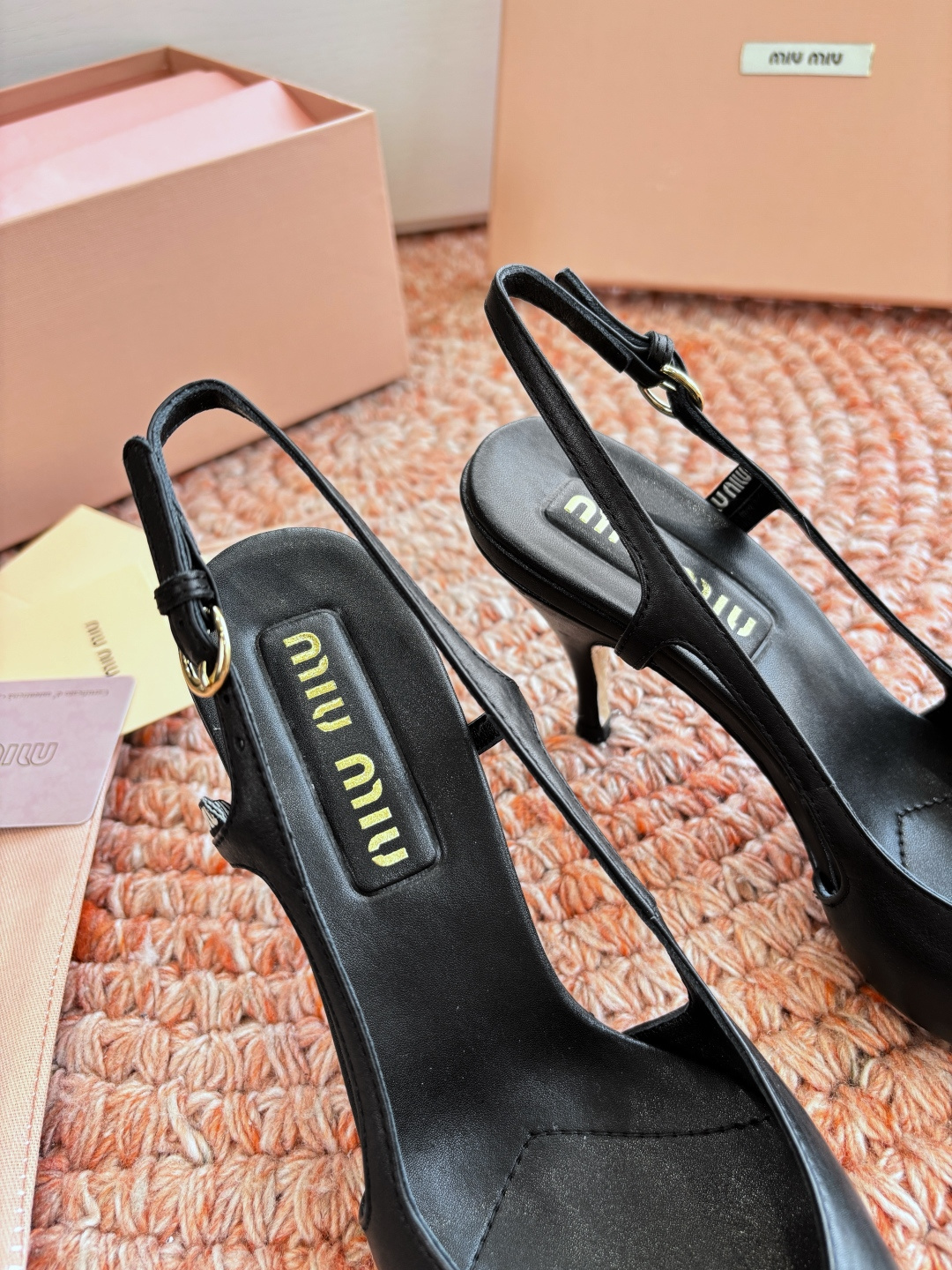 🌾G318原版一比一复刻顶级Miu Miu 26春夏/尖头高跟单鞋包头凉鞋和低跟后空芭玛丽珍单鞋一眼看上