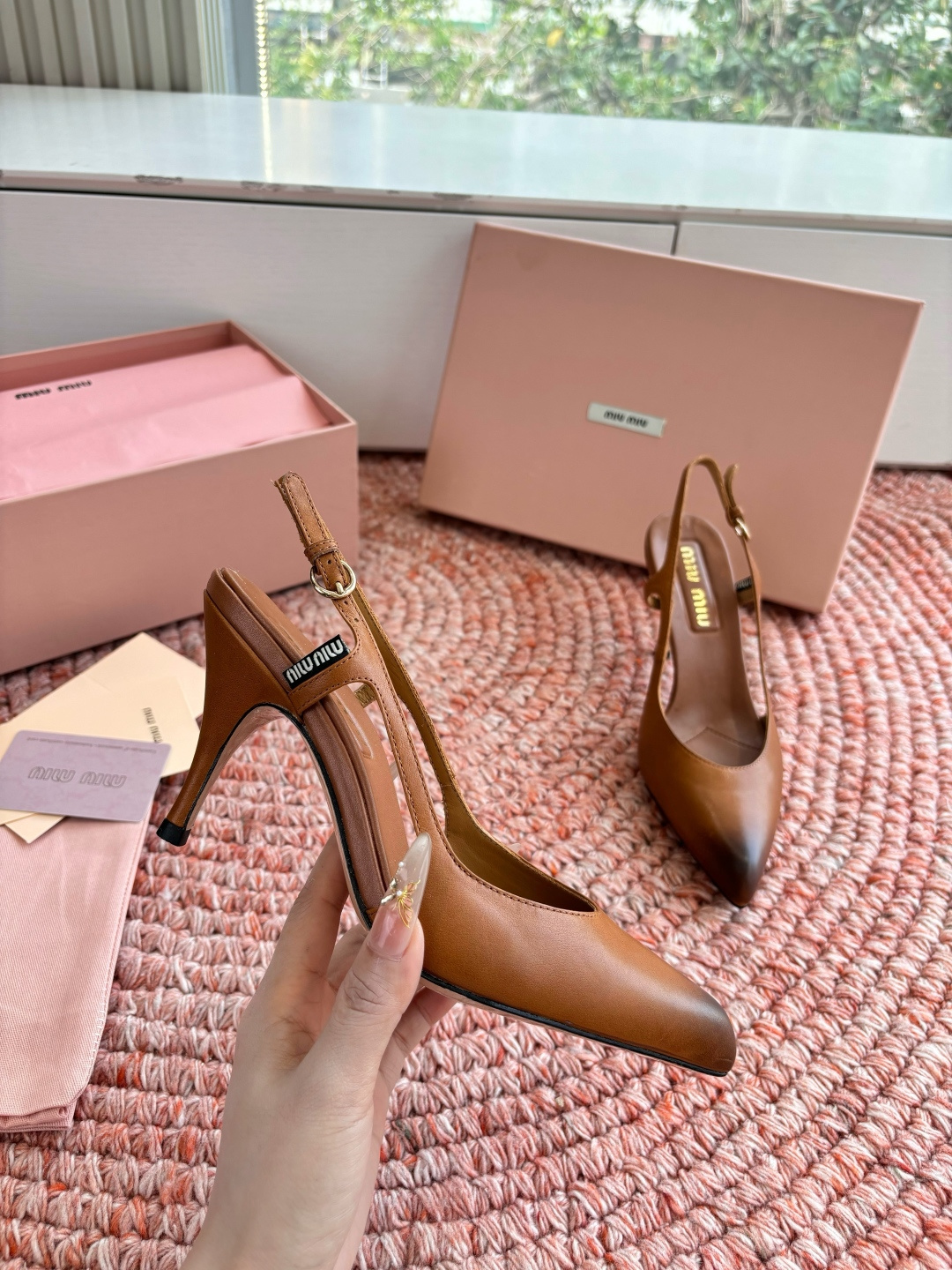🌾G318原版一比一复刻顶级Miu Miu 26春夏/尖头高跟单鞋包头凉鞋和低跟后空芭玛丽珍单鞋一眼看上