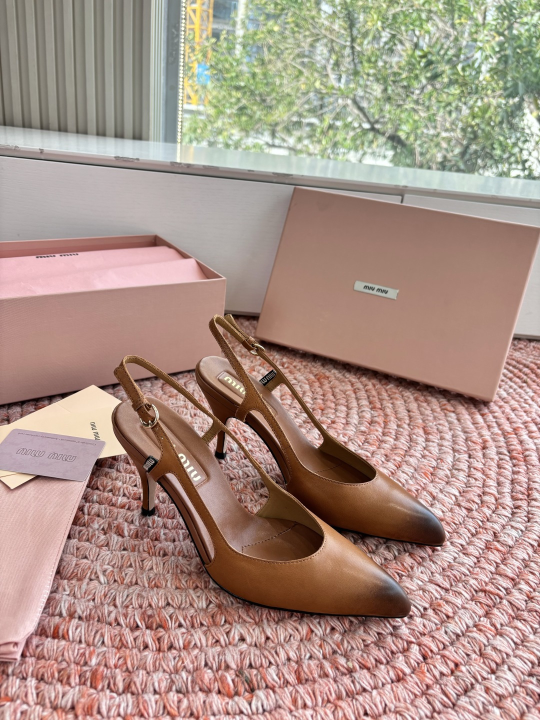 🌾G318原版一比一复刻顶级Miu Miu 26春夏/尖头高跟单鞋包头凉鞋和低跟后空芭玛丽珍单鞋一眼看上
