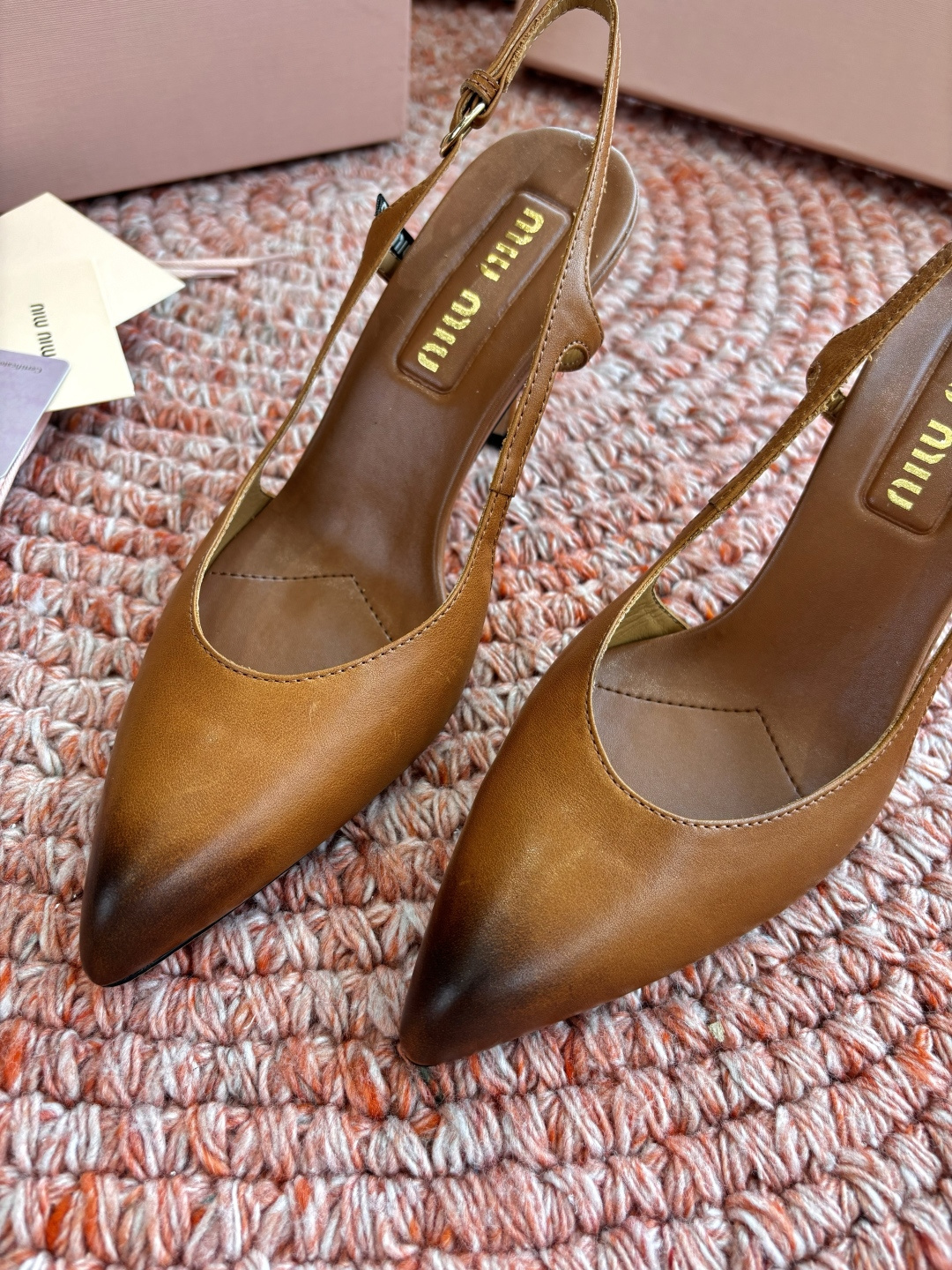 🌾G318原版一比一复刻顶级Miu Miu 26春夏/尖头高跟单鞋包头凉鞋和低跟后空芭玛丽珍单鞋一眼看上