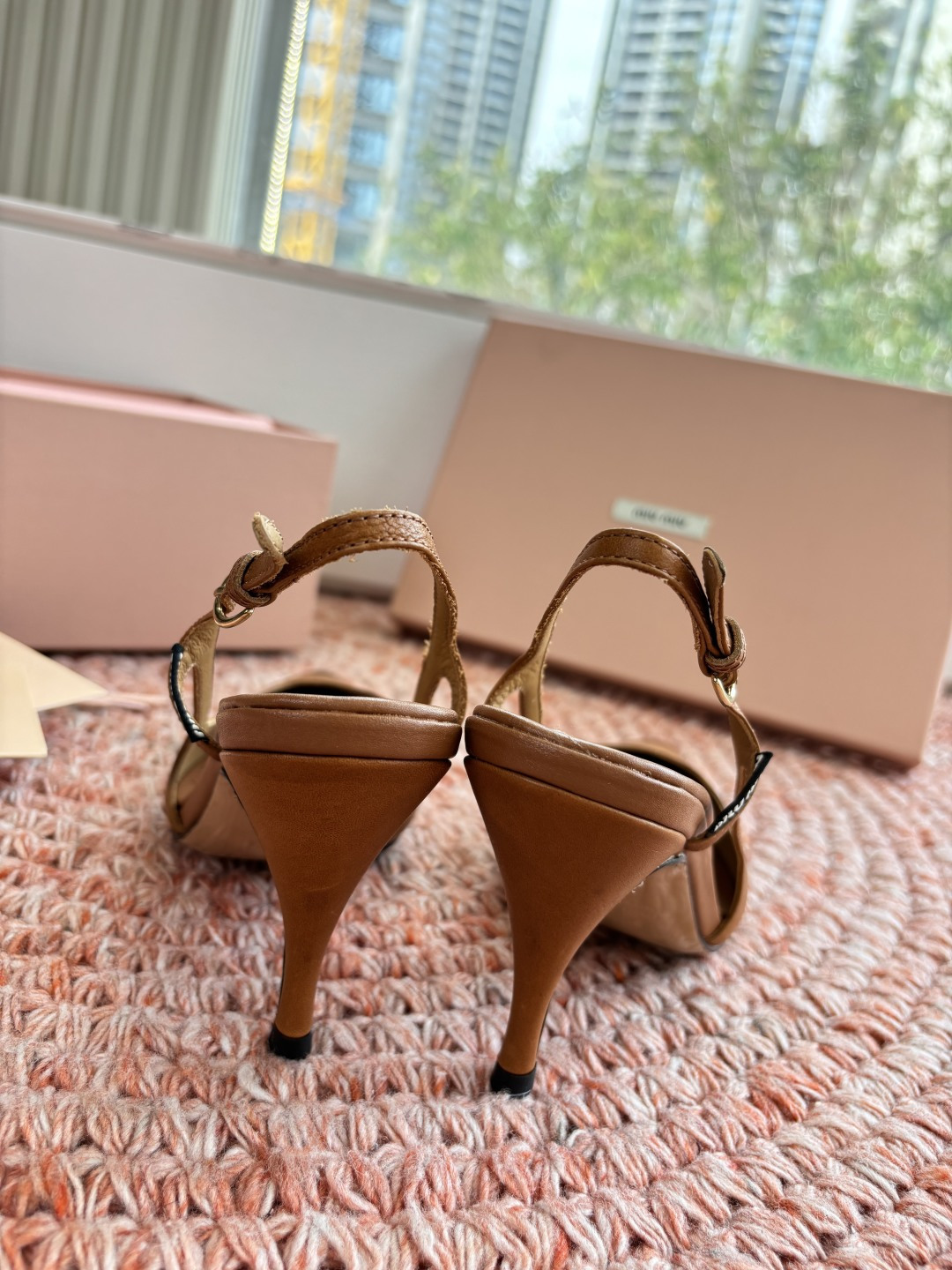 🌾G318原版一比一复刻顶级Miu Miu 26春夏/尖头高跟单鞋包头凉鞋和低跟后空芭玛丽珍单鞋一眼看上