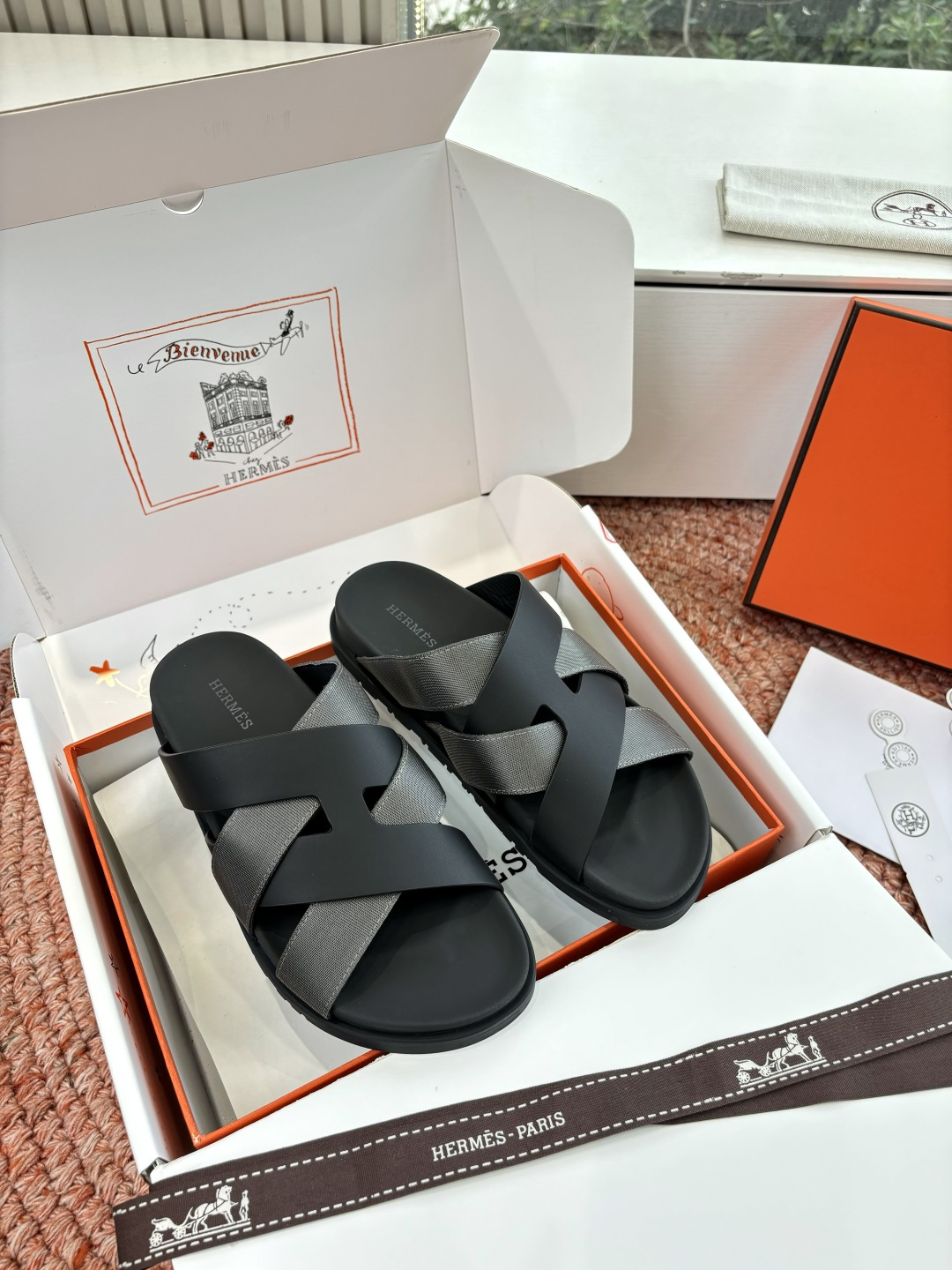 NO:747693,H Home Spring and Summer New Style HERMES Hermès' recently popular couple's shoes, pig-nose angled sandals and slippers, paired with various colorful socks, are very trendy. The uppers are imported original cowhide (the genuine leather edging is not ordinary super-transfer). The lining is imported genuine leather. The outsole is Tpu non-slip and wear-resistant outsole. The size is 35-42 for women (40/42 is non-returnable and non-exchangeable).  Men's size 39-45 (45.46 non-refundable and non-exchangeable), slippers, hermes, hermes, sandals, slippers, cowhide, socks19860909H家 春夏新款 HERMES爱马仕最近火到不行的情侣款二舅鞋猪鼻子夹角凉鞋拖鞋,搭配各种彩色袜子,潮爆了 鞋面进口原版牛皮（真皮包边非普通超迁） 内里进口真皮 大底Tpu防滑耐磨大底 码数女35-42（40/42不退不换) 男码39-45(45.46不退不换）,拖鞋,hermes,hermes,sandals,slippers,cowhide,socks,Women's Shoes