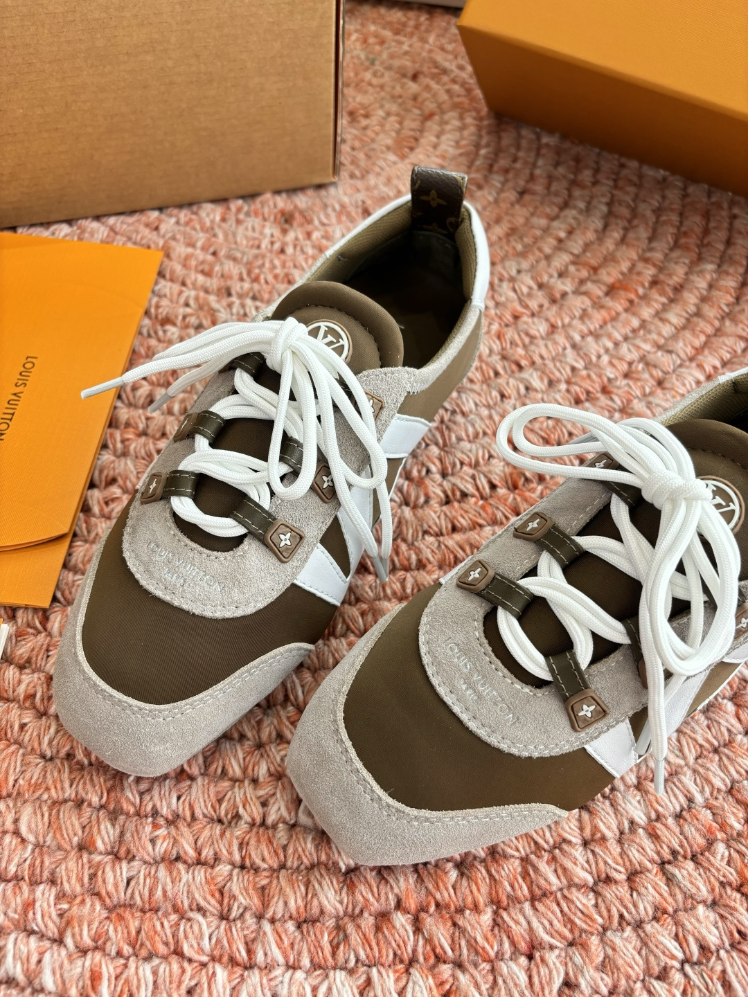 🌾G000所见即所得2026年春夏秀场上推出的 LV Footprint Soccer 芭蕾运动鞋是 P