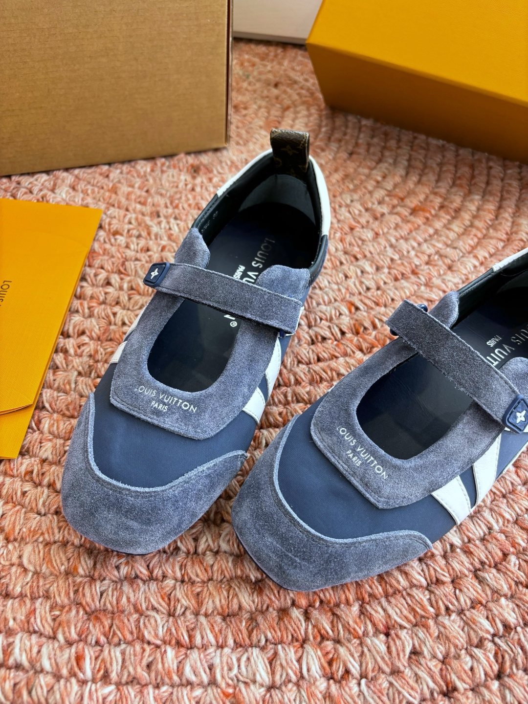 🌾G000所见即所得2026年春夏秀场上推出的 LV Footprint Soccer 芭蕾运动鞋是 P