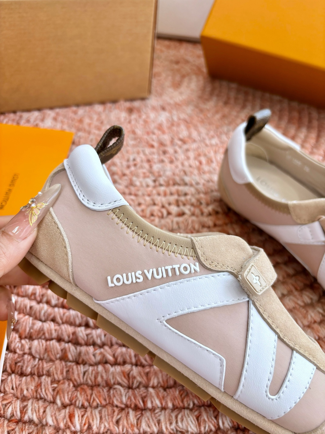 🌾G000所见即所得2026年春夏秀场上推出的 LV Footprint Soccer 芭蕾运动鞋是 P