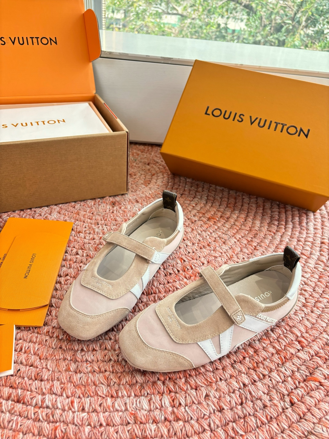 🌾G000所见即所得2026年春夏秀场上推出的 LV Footprint Soccer 芭蕾运动鞋是 P