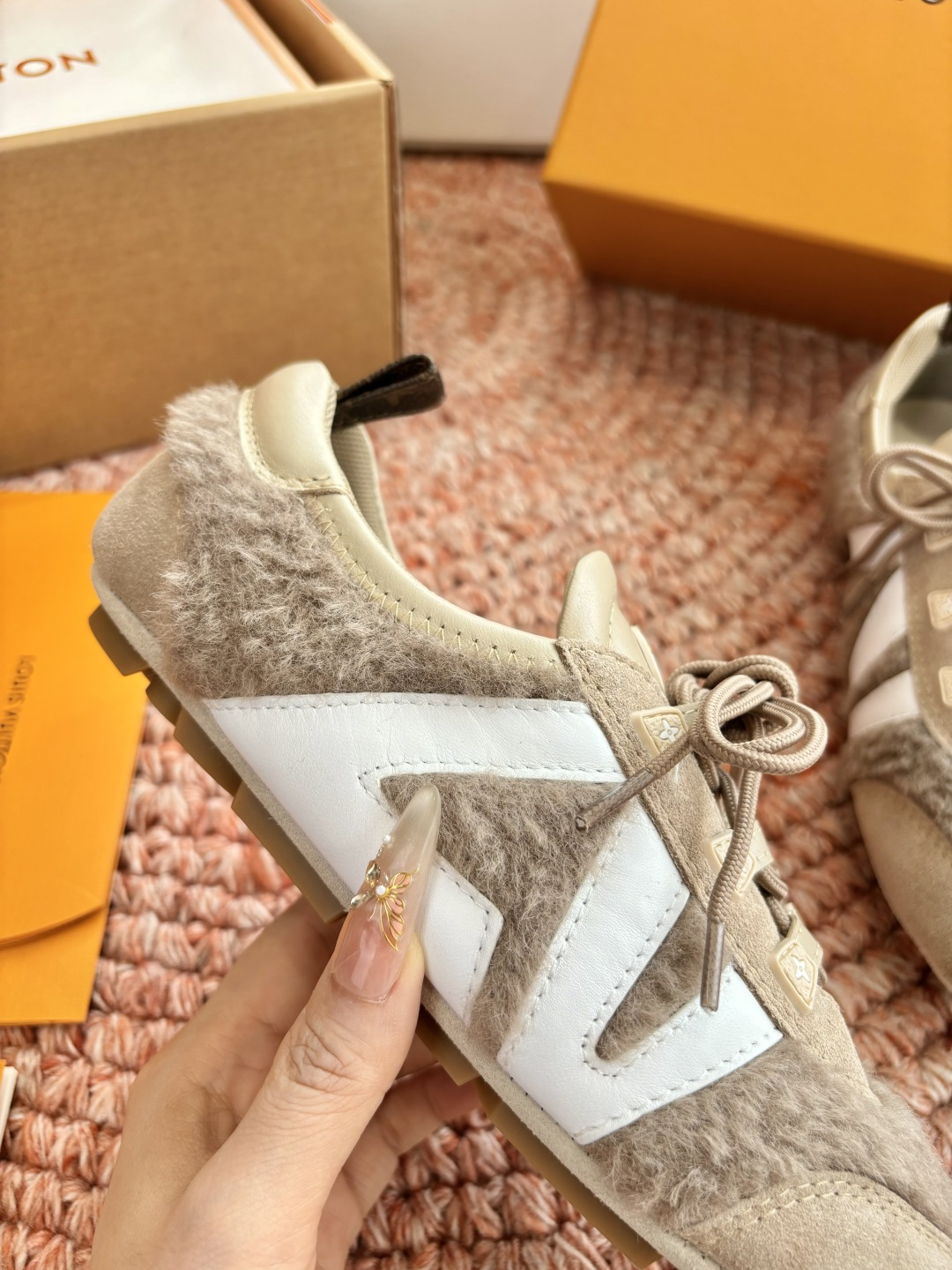🌾G000所见即所得2026年春夏秀场上推出的 LV Footprint Soccer 芭蕾运动鞋是 P