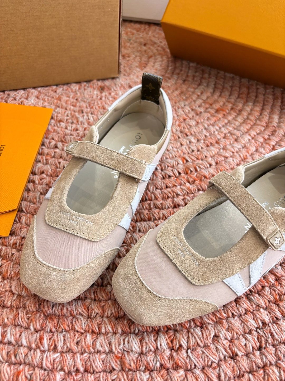 🌾G000所见即所得2026年春夏秀场上推出的 LV Footprint Soccer 芭蕾运动鞋是 P