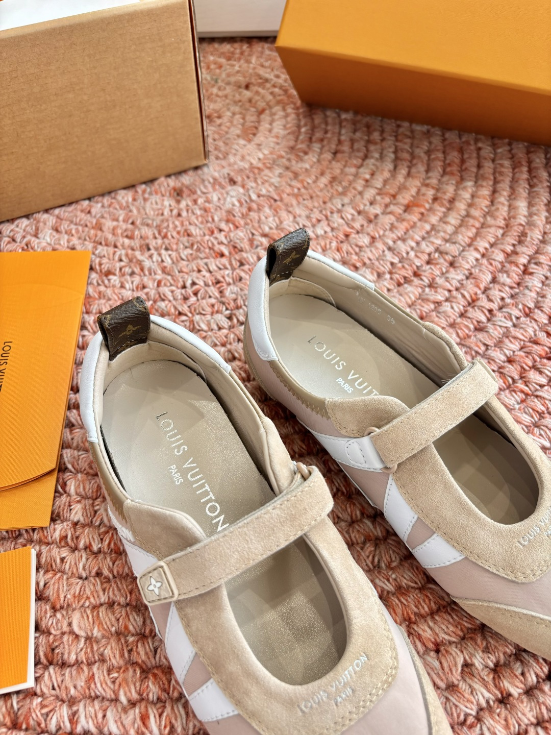 🌾G000所见即所得2026年春夏秀场上推出的 LV Footprint Soccer 芭蕾运动鞋是 P