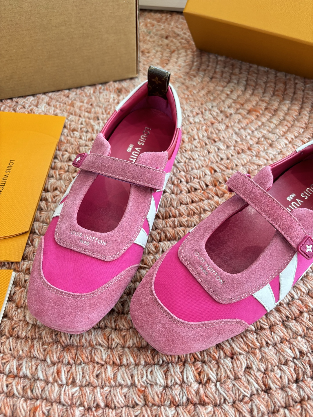 🌾G000所见即所得2026年春夏秀场上推出的 LV Footprint Soccer 芭蕾运动鞋是 P