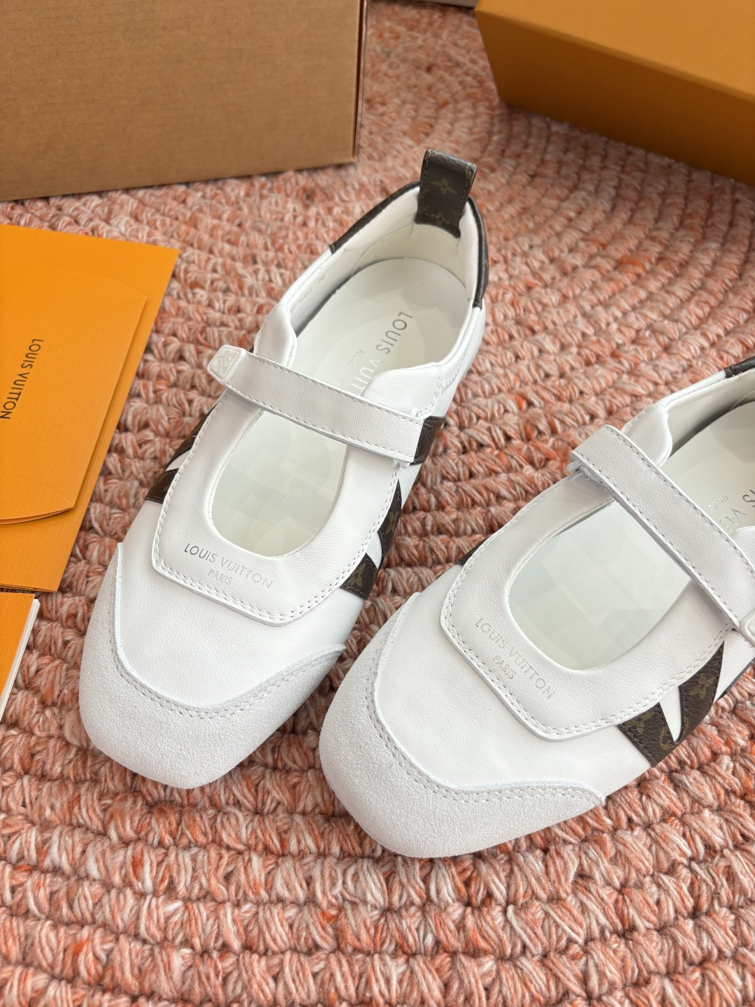 🌾G000所见即所得2026年春夏秀场上推出的 LV Footprint Soccer 芭蕾运动鞋是 P