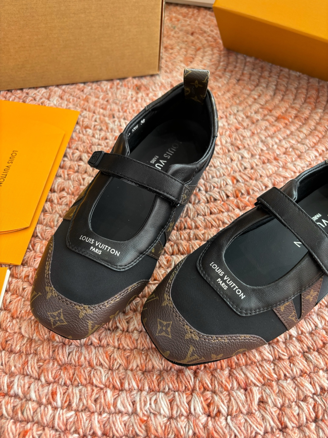 🌾G000所见即所得2026年春夏秀场上推出的 LV Footprint Soccer 芭蕾运动鞋是 P