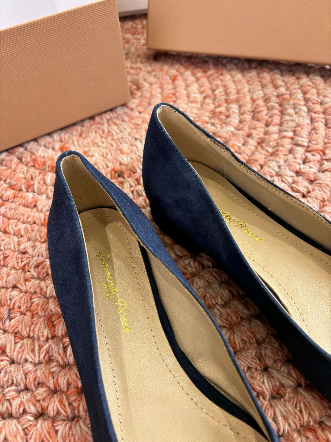 🌾G305😀GianvitoRossi吉安维托罗西 平底 系列经典粉色羊反绒皮&粉色小羊皮超级百搭的一款