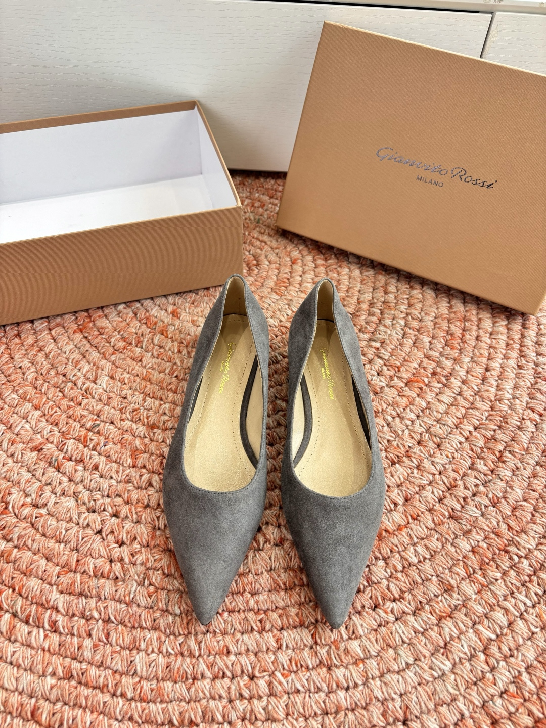 🌾G305😀GianvitoRossi吉安维托罗西 平底 系列经典粉色羊反绒皮&粉色小羊皮超级百搭的一款