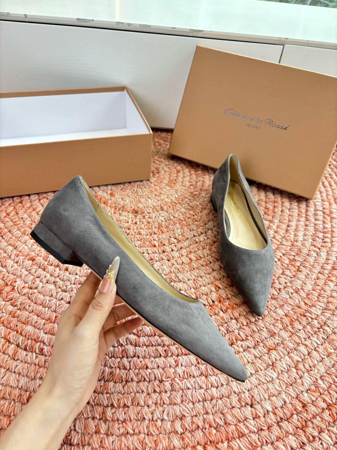 🌾G305😀GianvitoRossi吉安维托罗西 平底 系列经典粉色羊反绒皮&粉色小羊皮超级百搭的一款