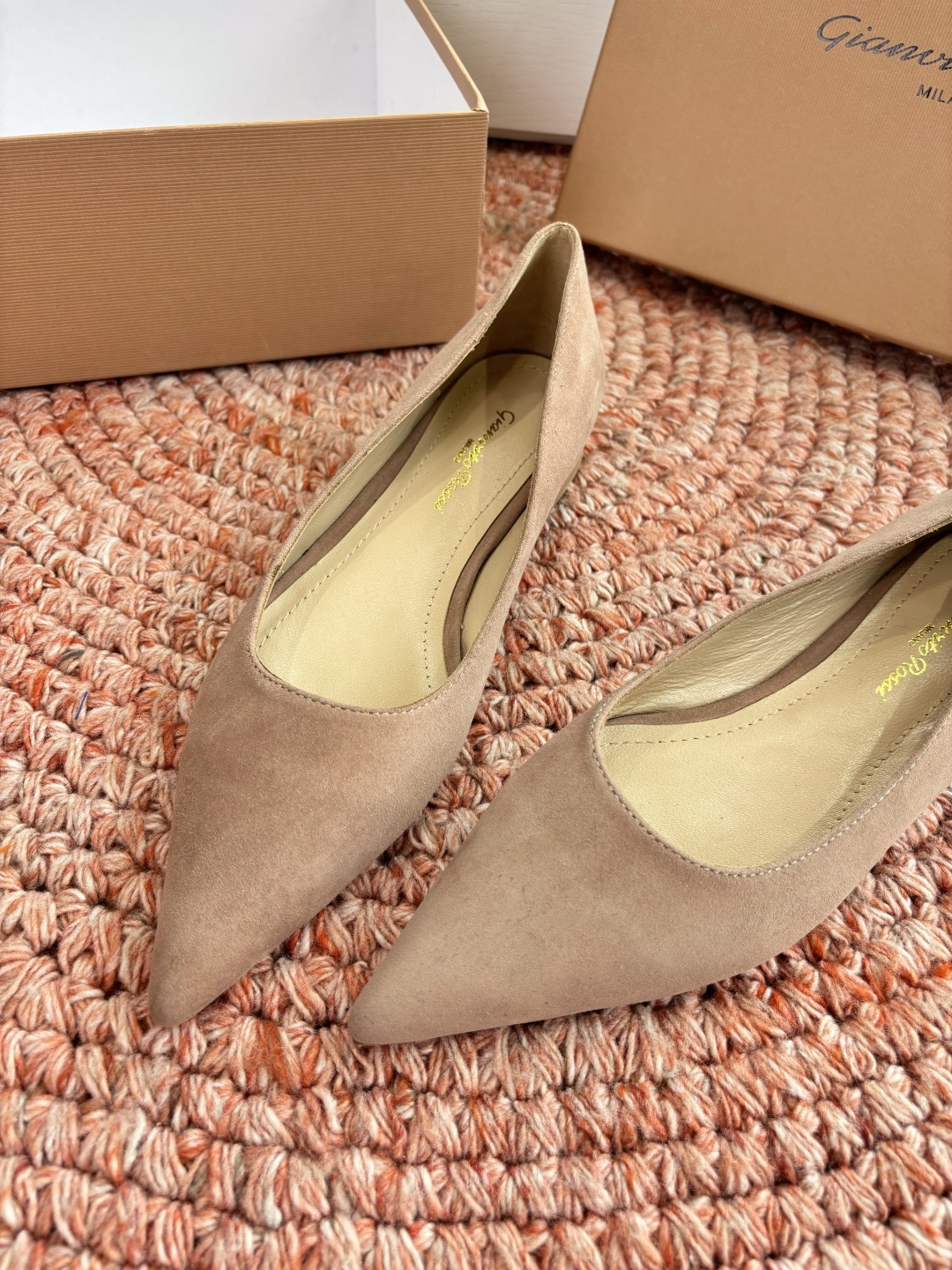 🌾G305😀GianvitoRossi吉安维托罗西 平底 系列经典粉色羊反绒皮&粉色小羊皮超级百搭的一款