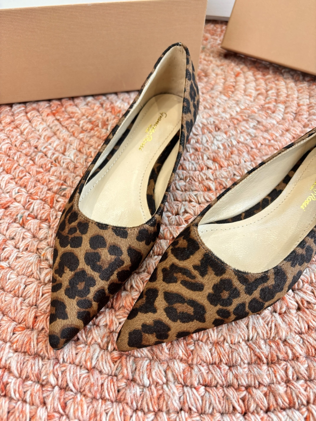 🌾G305😀GianvitoRossi吉安维托罗西 平底 系列经典粉色羊反绒皮&粉色小羊皮超级百搭的一款