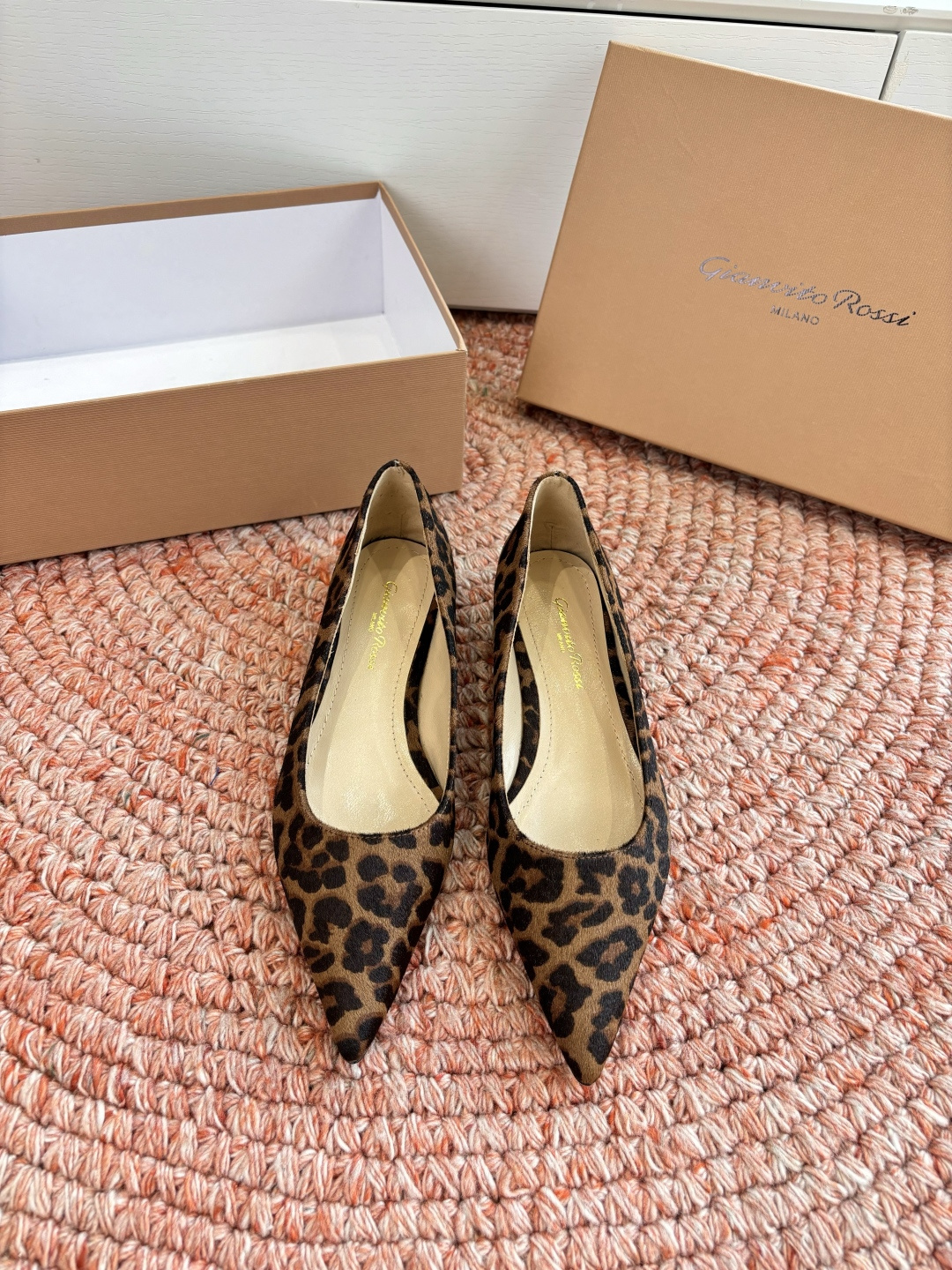 🌾G305😀GianvitoRossi吉安维托罗西 平底 系列经典粉色羊反绒皮&粉色小羊皮超级百搭的一款