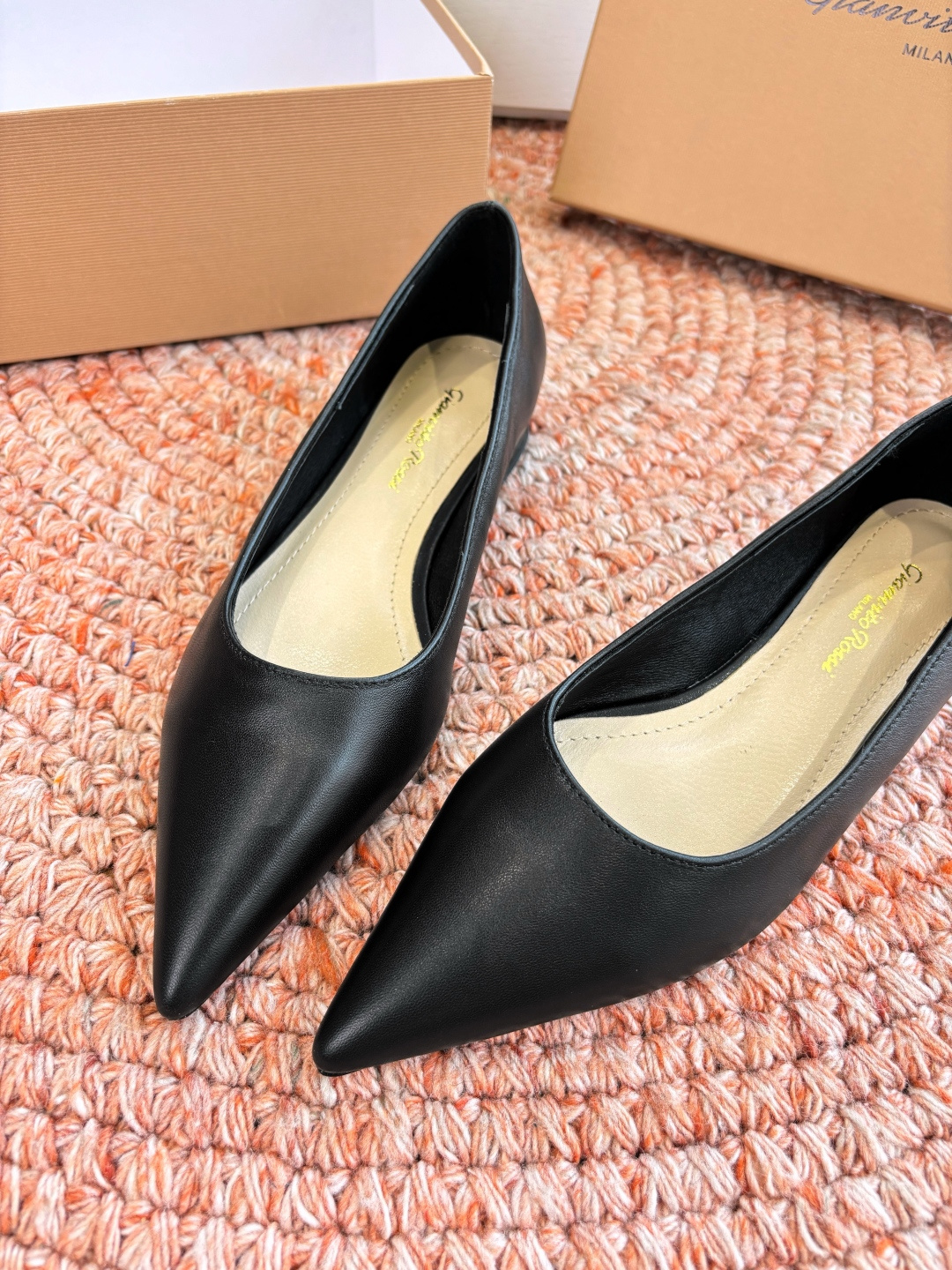 🌾G305😀GianvitoRossi吉安维托罗西 平底 系列经典粉色羊反绒皮&粉色小羊皮超级百搭的一款