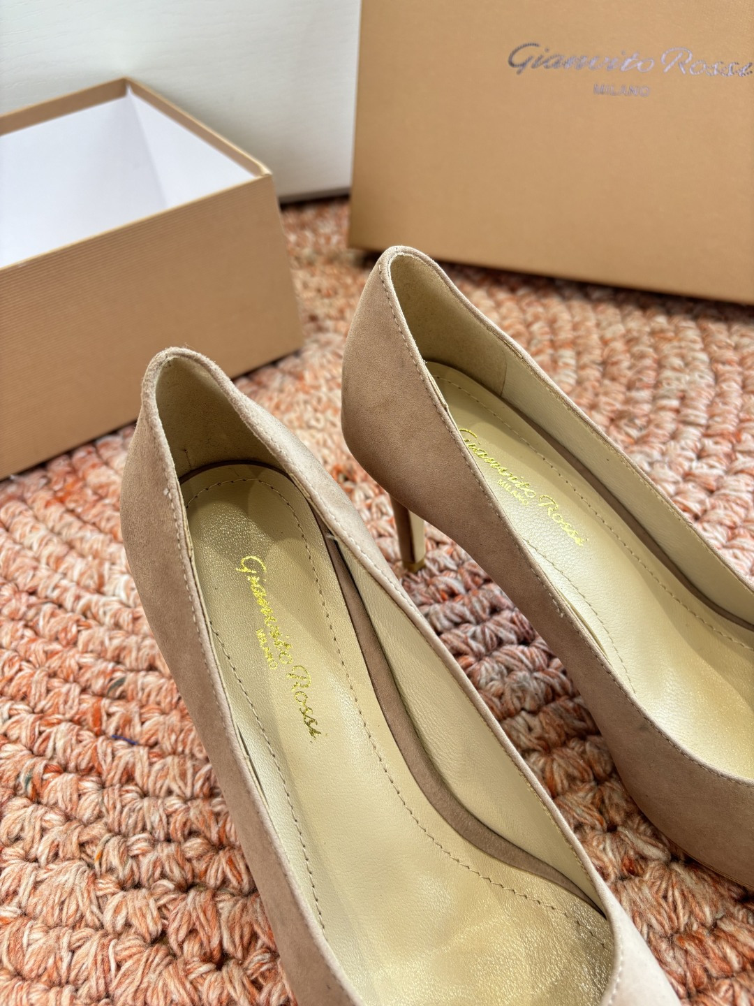 🌾G305😀GianvitoRossi吉安维托罗西 平底 系列经典粉色羊反绒皮&粉色小羊皮超级百搭的一款