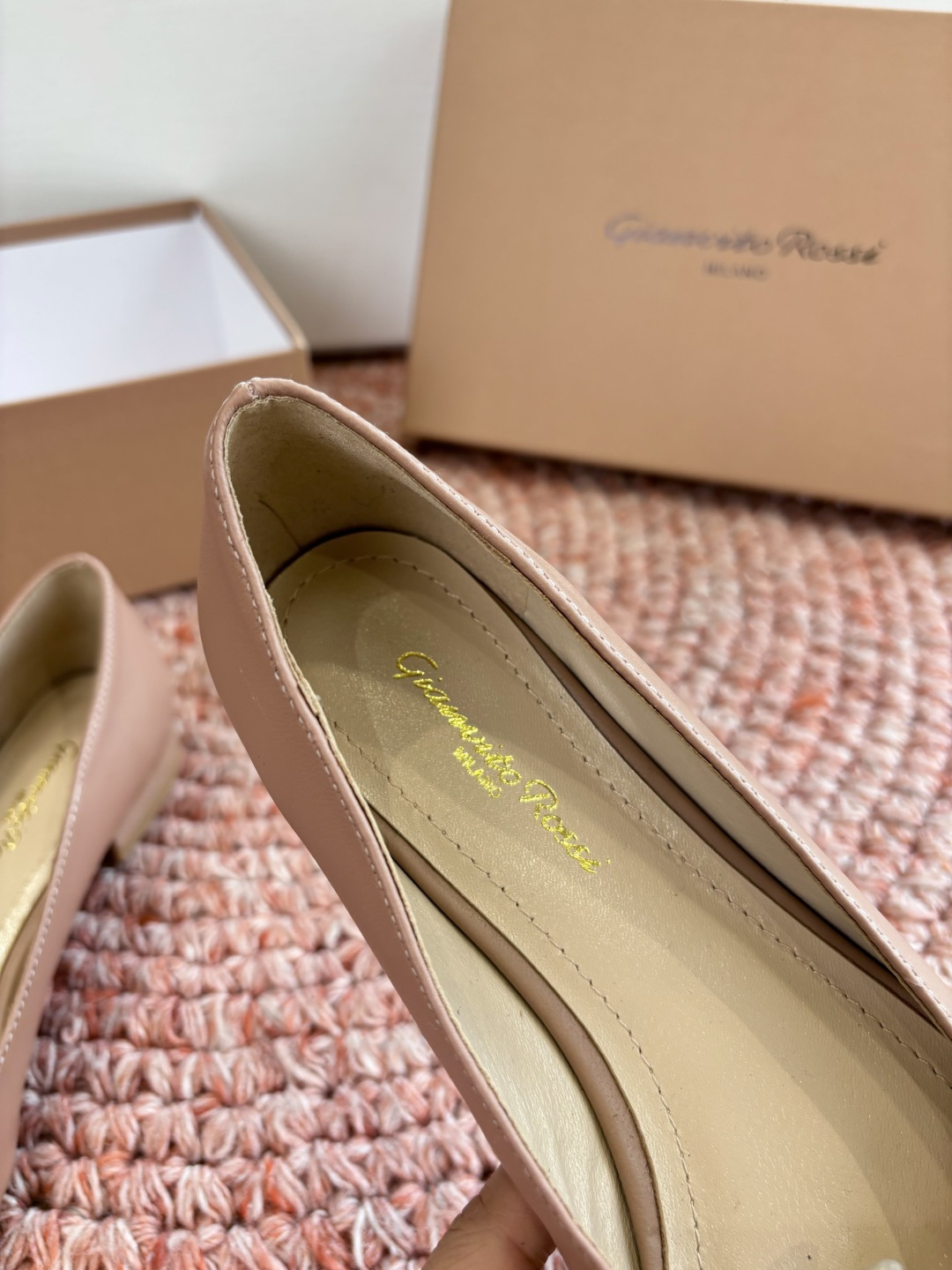 🌾G305😀GianvitoRossi吉安维托罗西 平底 系列经典粉色羊反绒皮&粉色小羊皮超级百搭的一款