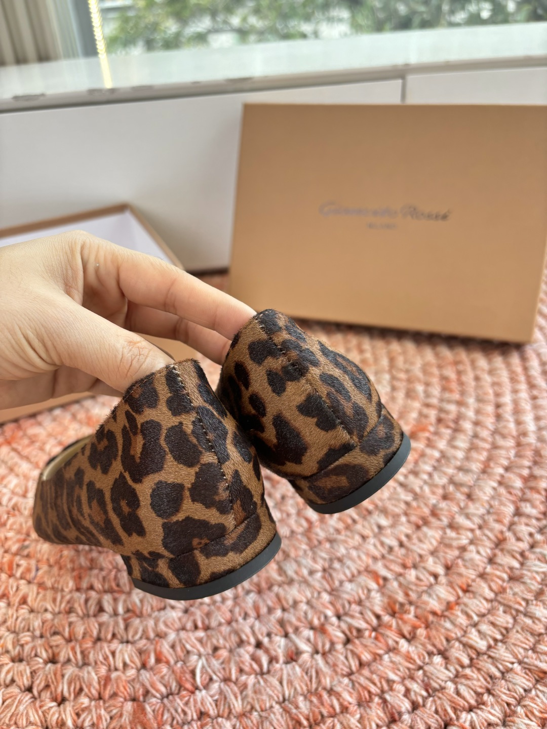 🌾G305😀GianvitoRossi吉安维托罗西 平底 系列经典粉色羊反绒皮&粉色小羊皮超级百搭的一款