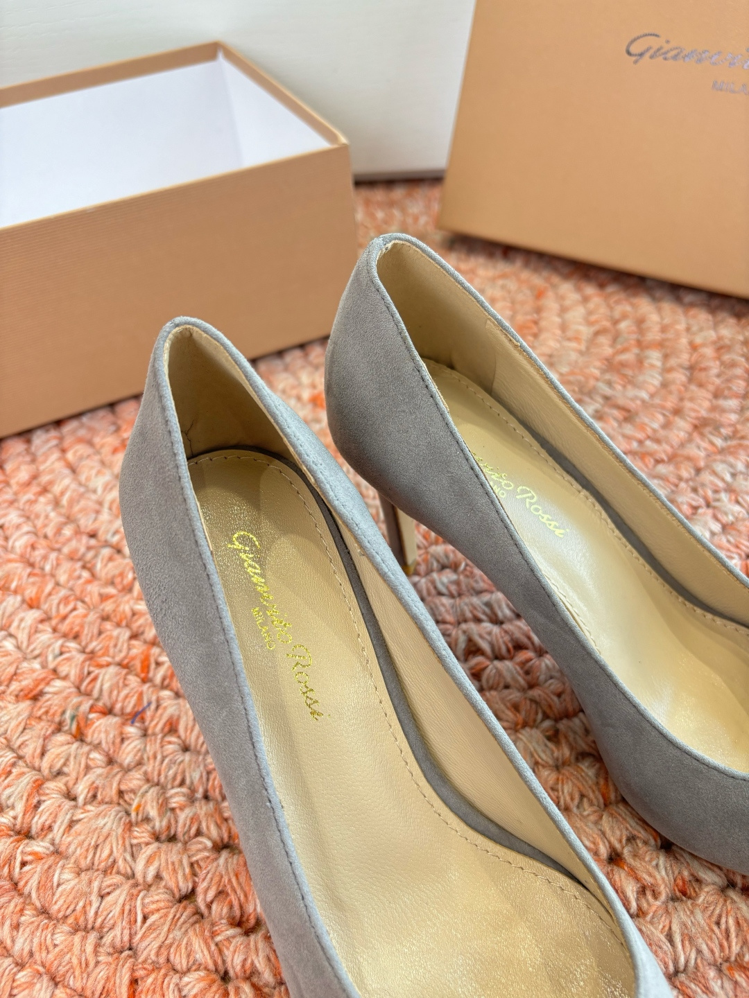 🌾G305😀GianvitoRossi吉安维托罗西 平底 系列经典粉色羊反绒皮&粉色小羊皮超级百搭的一款