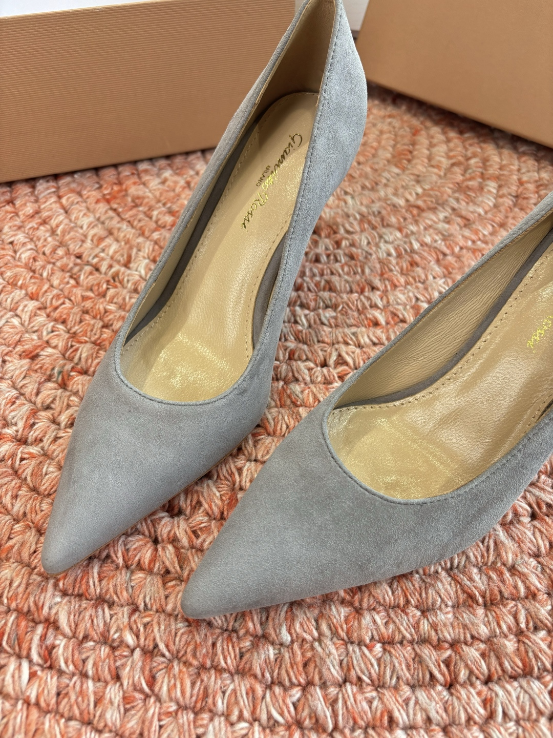 🌾G305😀GianvitoRossi吉安维托罗西 平底 系列经典粉色羊反绒皮&粉色小羊皮超级百搭的一款