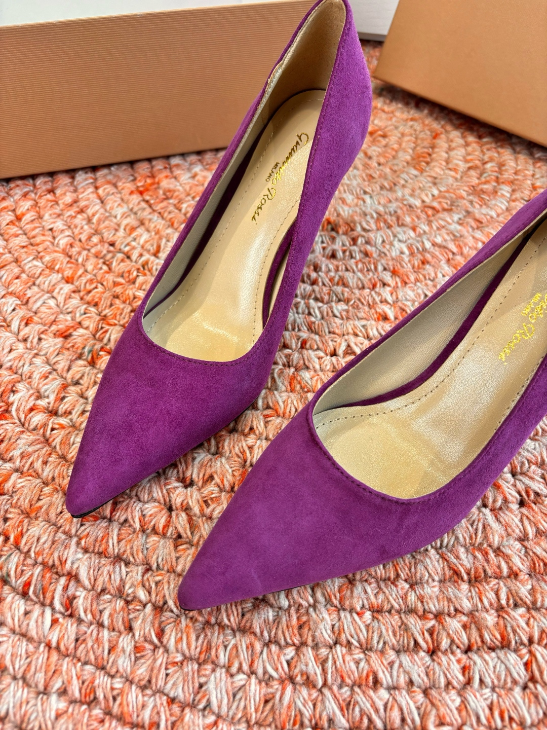 🌾G305😀GianvitoRossi吉安维托罗西 平底 系列经典粉色羊反绒皮&粉色小羊皮超级百搭的一款