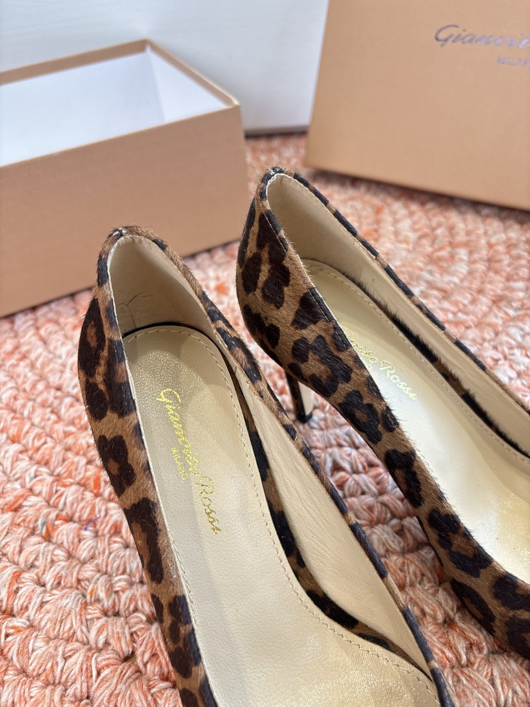 🌾G305😀GianvitoRossi吉安维托罗西 平底 系列经典粉色羊反绒皮&粉色小羊皮超级百搭的一款