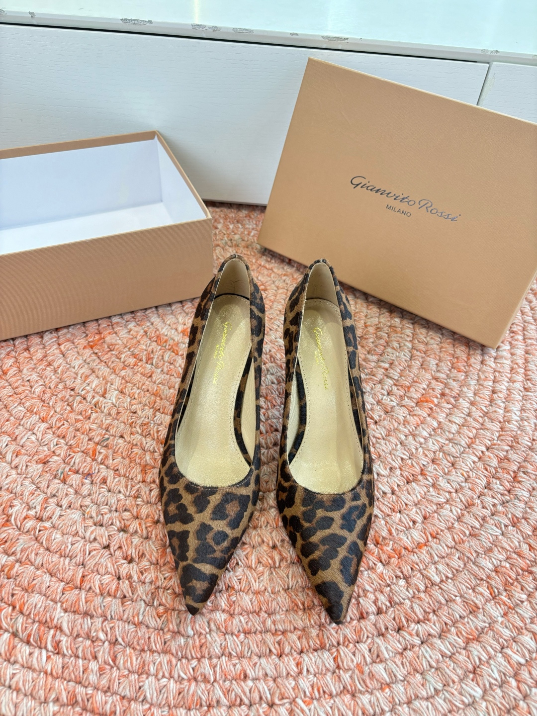 🌾G305😀GianvitoRossi吉安维托罗西 平底 系列经典粉色羊反绒皮&粉色小羊皮超级百搭的一款