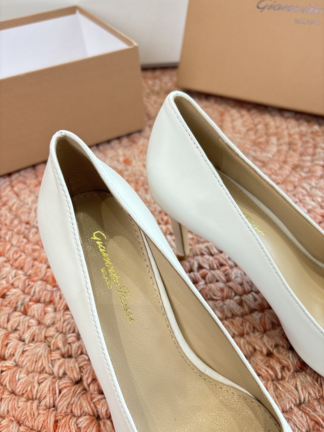 🌾G305😀GianvitoRossi吉安维托罗西 平底 系列经典粉色羊反绒皮&粉色小羊皮超级百搭的一款