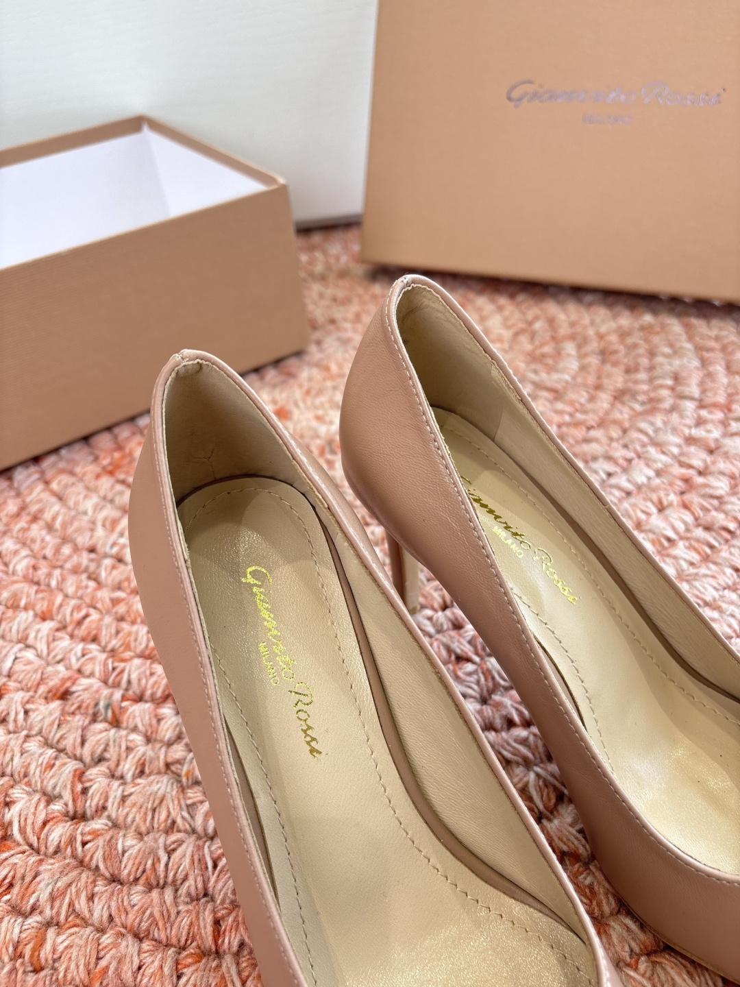 🌾G305😀GianvitoRossi吉安维托罗西 平底 系列经典粉色羊反绒皮&粉色小羊皮超级百搭的一款