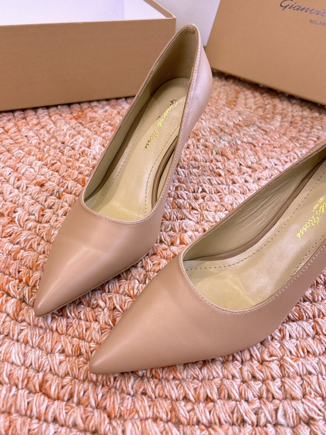 🌾G305😀GianvitoRossi吉安维托罗西 平底 系列经典粉色羊反绒皮&粉色小羊皮超级百搭的一款