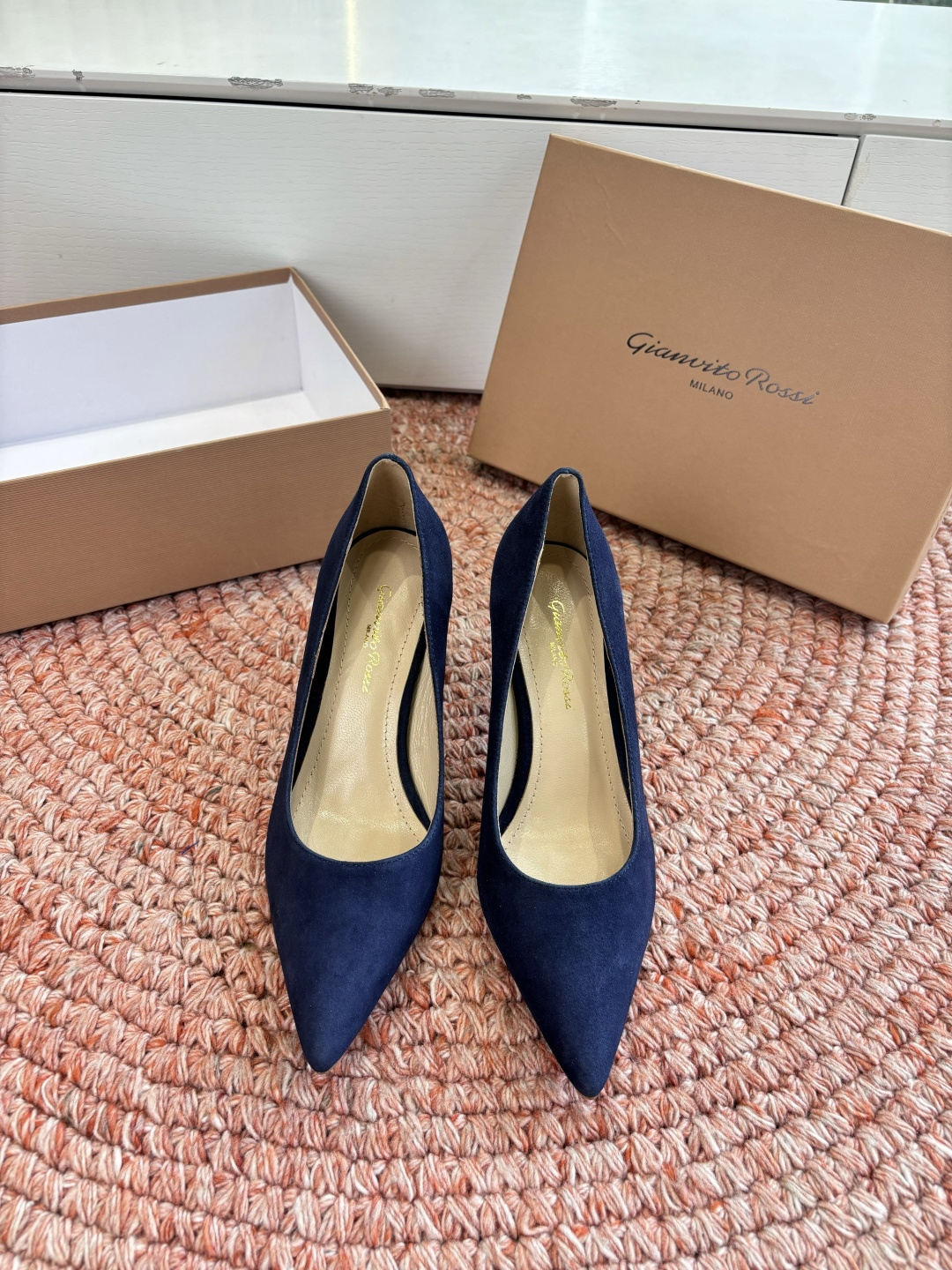 🌾G305😀GianvitoRossi吉安维托罗西 平底 系列经典粉色羊反绒皮&粉色小羊皮超级百搭的一款