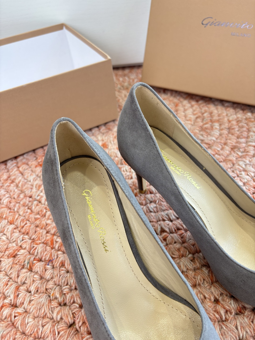 🌾G305😀GianvitoRossi吉安维托罗西 平底 系列经典粉色羊反绒皮&粉色小羊皮超级百搭的一款