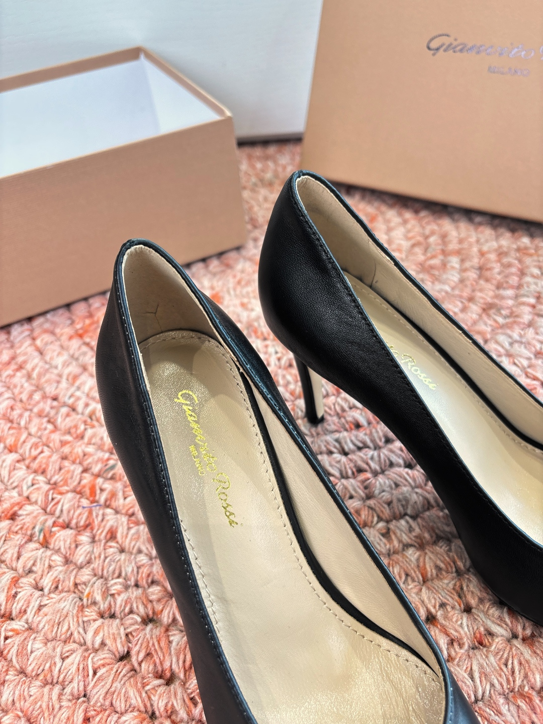 🌾G305😀GianvitoRossi吉安维托罗西 平底 系列经典粉色羊反绒皮&粉色小羊皮超级百搭的一款