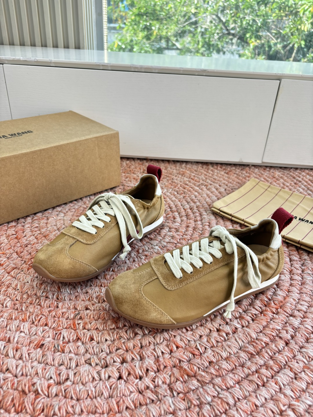 🌾G879😀UMA WANG 首次推出的德训鞋:✅全皮革鞋面，麂皮与光面皮的拼接处理很有层次，细节干净。