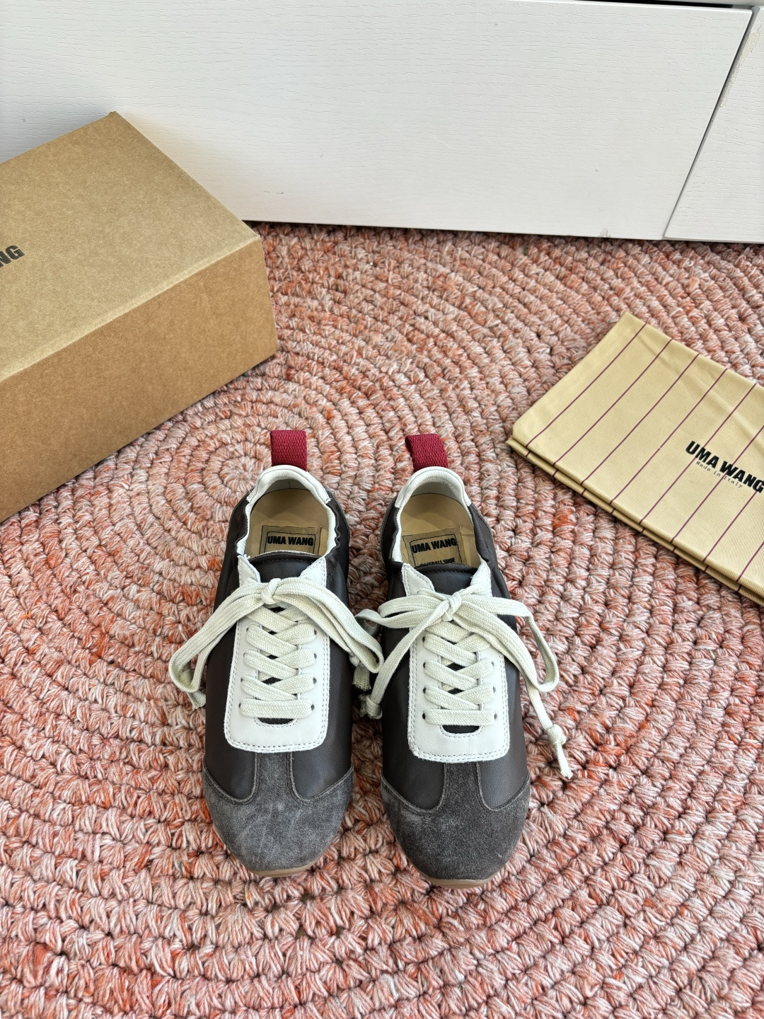 🌾G879😀UMA WANG 首次推出的德训鞋:✅全皮革鞋面，麂皮与光面皮的拼接处理很有层次，细节干净。