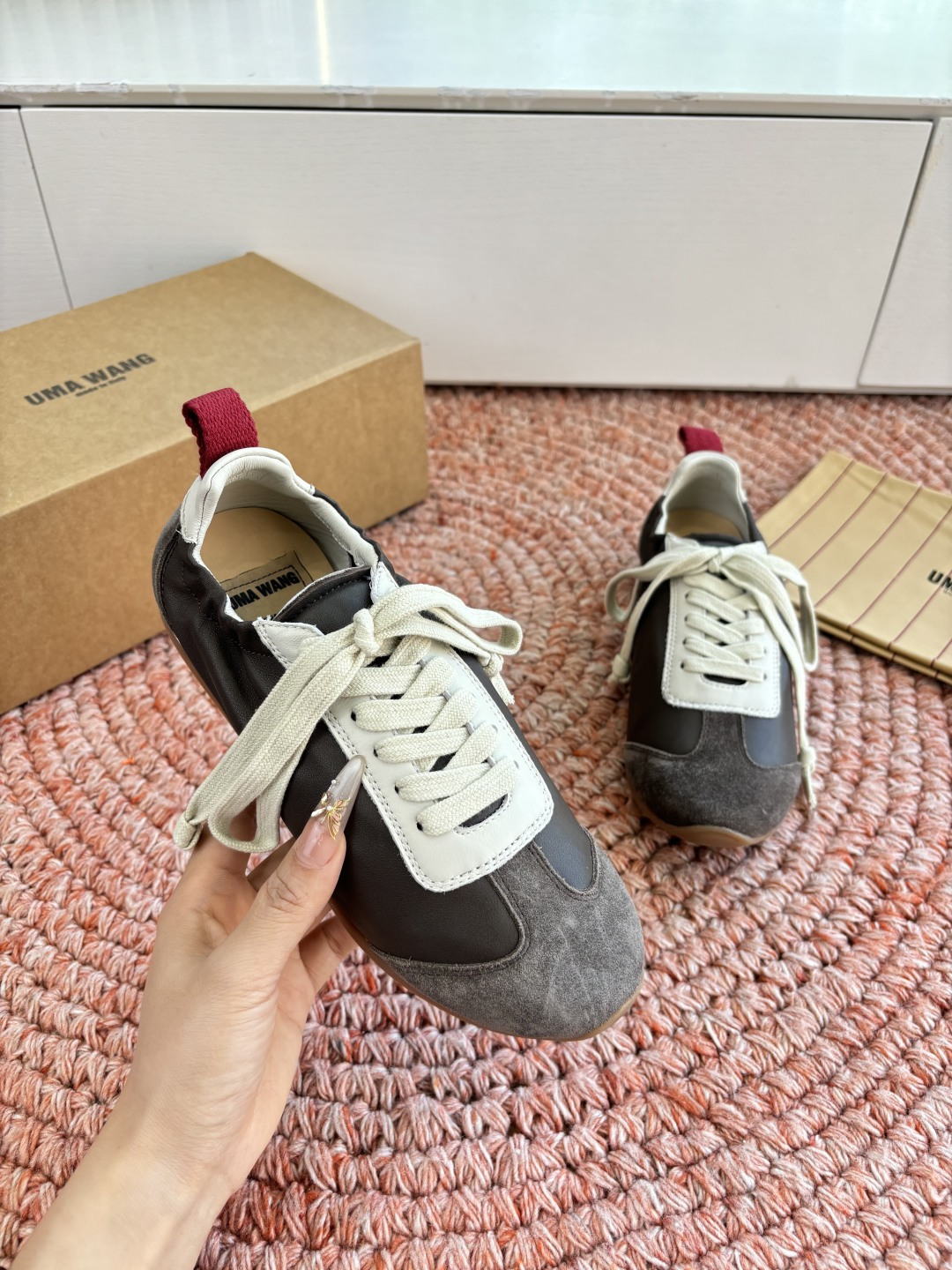 🌾G879😀UMA WANG 首次推出的德训鞋:✅全皮革鞋面，麂皮与光面皮的拼接处理很有层次，细节干净。