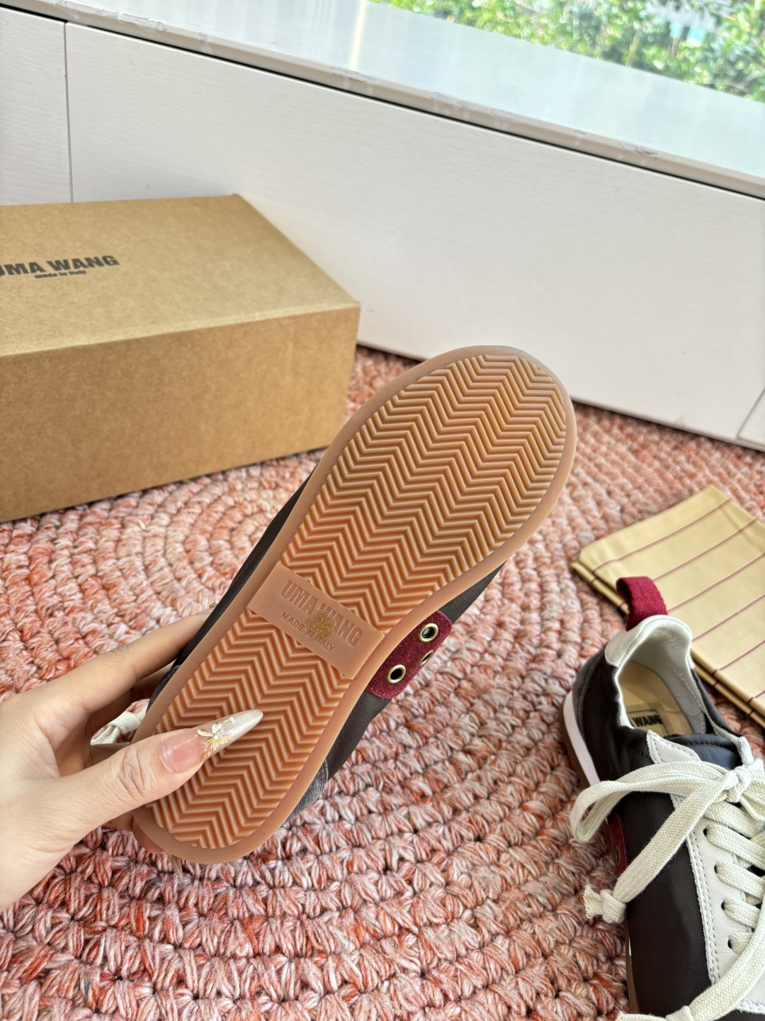 🌾G879😀UMA WANG 首次推出的德训鞋:✅全皮革鞋面，麂皮与光面皮的拼接处理很有层次，细节干净。