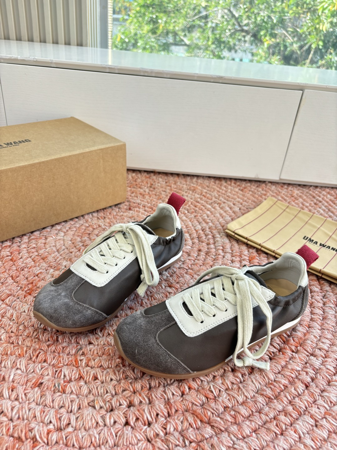 🌾G879😀UMA WANG 首次推出的德训鞋:✅全皮革鞋面，麂皮与光面皮的拼接处理很有层次，细节干净。