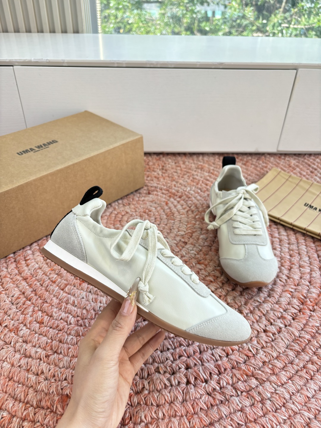 🌾G879😀UMA WANG 首次推出的德训鞋:✅全皮革鞋面，麂皮与光面皮的拼接处理很有层次，细节干净。