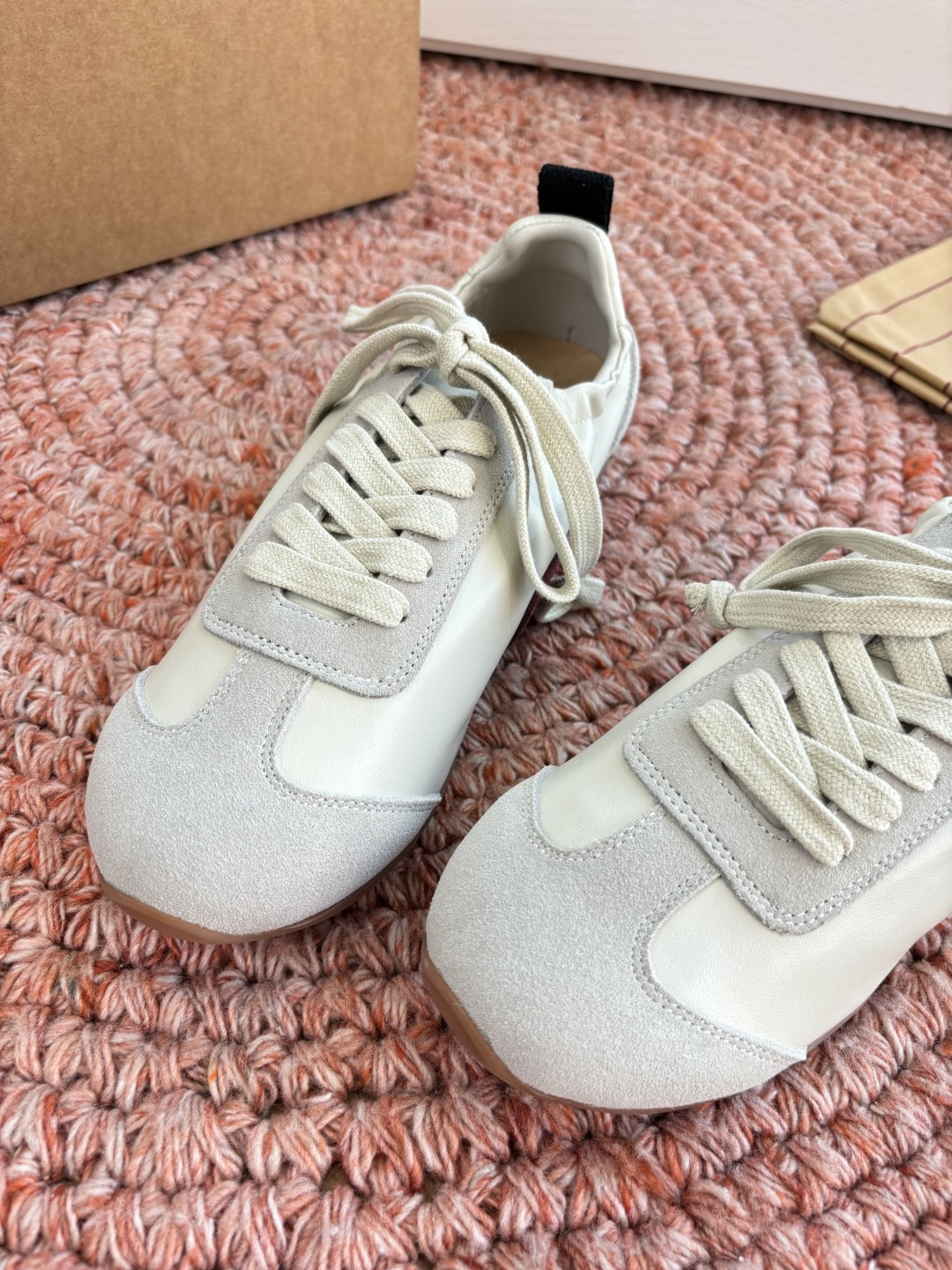 🌾G879😀UMA WANG 首次推出的德训鞋:✅全皮革鞋面，麂皮与光面皮的拼接处理很有层次，细节干净。