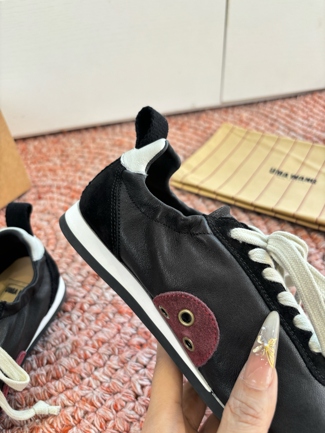 🌾G879😀UMA WANG 首次推出的德训鞋:✅全皮革鞋面，麂皮与光面皮的拼接处理很有层次，细节干净。