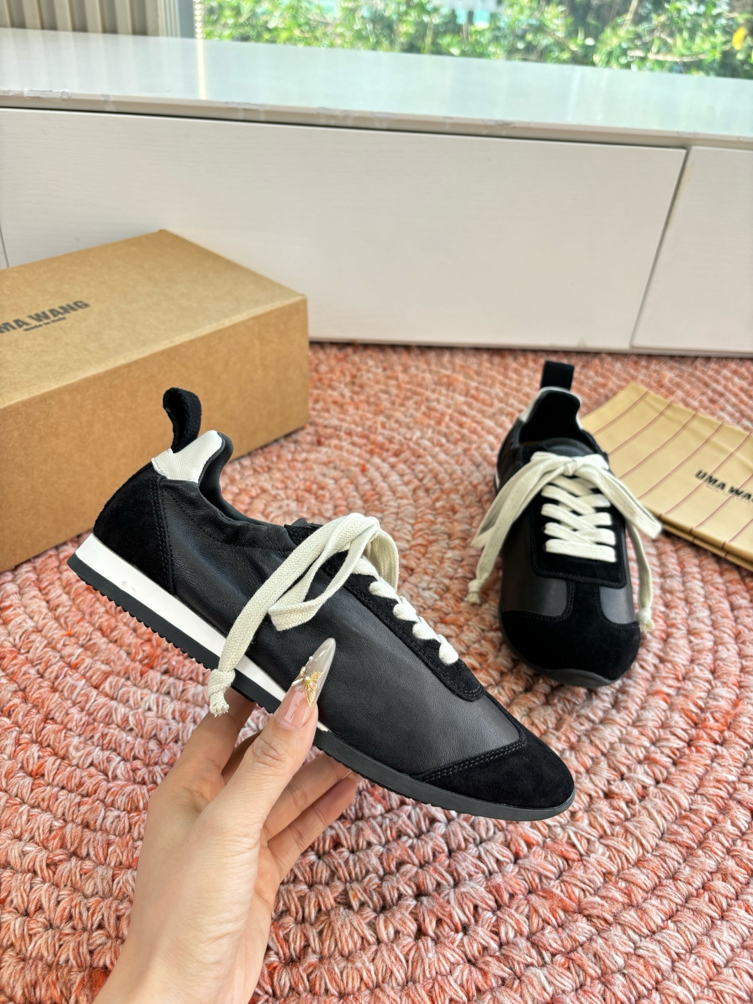 🌾G879😀UMA WANG 首次推出的德训鞋:✅全皮革鞋面，麂皮与光面皮的拼接处理很有层次，细节干净。