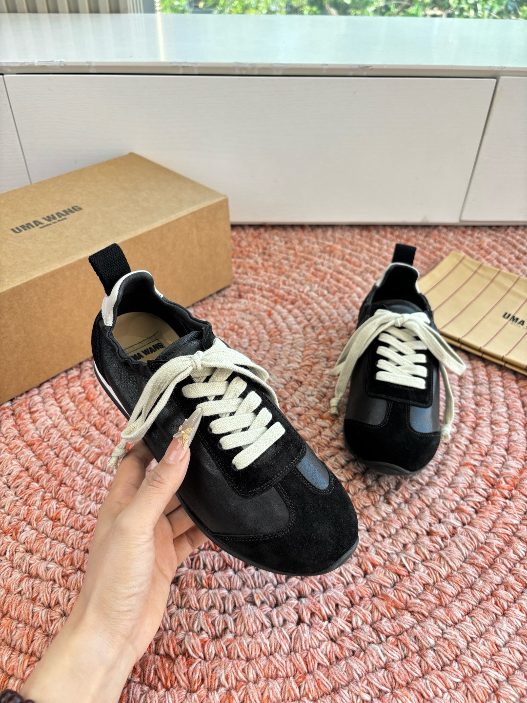 🌾G879😀UMA WANG 首次推出的德训鞋:✅全皮革鞋面，麂皮与光面皮的拼接处理很有层次，细节干净。