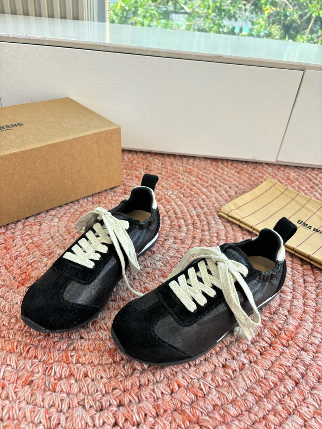 🌾G879😀UMA WANG 首次推出的德训鞋:✅全皮革鞋面，麂皮与光面皮的拼接处理很有层次，细节干净。
