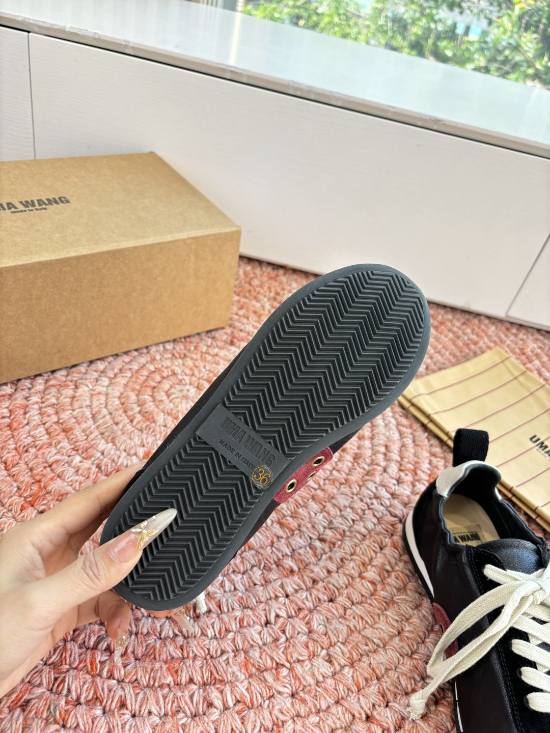 🌾G879😀UMA WANG 首次推出的德训鞋:✅全皮革鞋面，麂皮与光面皮的拼接处理很有层次，细节干净。